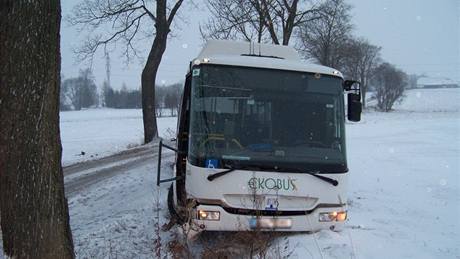  Autobus, který vera sjel ze zasnené silnice a narazil do stromu mezi Hajnicí a Úpicí na Trutnovsku.