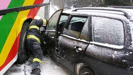 Hasii u sobotní nehody osobního auta a autobusu nedaleko Teplic nad Metují na Náchodsku