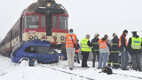 Na elezniním pejezdu u zastávky Troubsko smetl osobní vlak aut, dva lidé zahynuli
