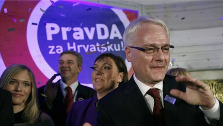 Ivo Josipovi oslavuje vítzství v prezidentských volbách v Chorvatsku (10. ledna 2010)