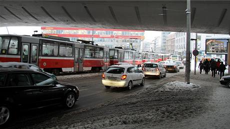 Neodklizený sníh v Praze zpsobil problémy v mstské doprav. (11. ledna 2010)