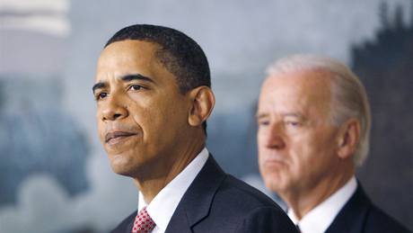 Americký prezident Barack Obama a viceprezident Joe Biden pi prohláení k zemtesení  na ostrov Haiti. (13. ledna 2010) 