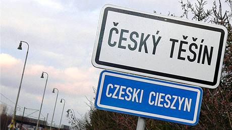 Dvojjazyčná tabule s českým i polským jménem města Český Těšín.