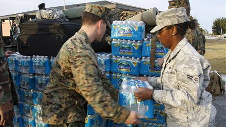 Amerianá armáda pipravuje vodu a potraviny pro své záchranáe na Haiti. (14. ledna 2010)