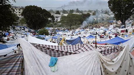 Na okraji Port-au-Prince vzniklo obrovské stanové msteko. (19. ledna 2010)