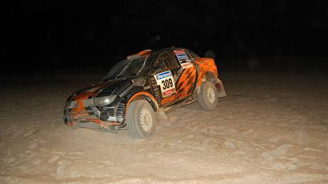 PED HAVÁRIÍ. Zapletalovo Mitsubishi tento rok do cíle Rallye Dakar nedojede.