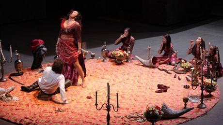 z inscenace Carmen v La Scale (Anita Rachvelishvili jako Carmen, Jonas Kaufmann jako Don José)
