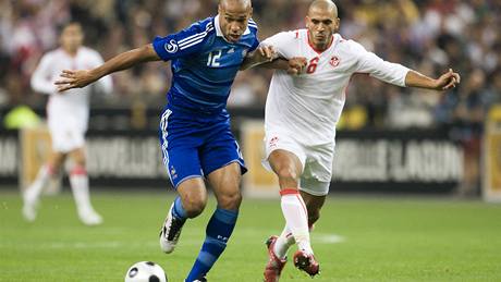 Francie - Tunisko: Thierry Henry (vlevo) a Hocine Ragued 