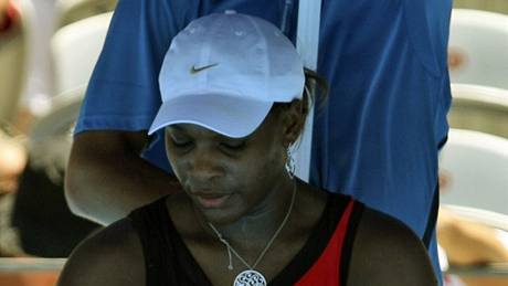 Serena Williamsová se ochlazuje v horkém australském poasí.