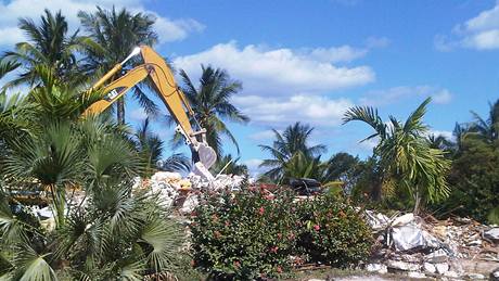 Dvě třetiny rezidence Viktora Koženého na Bahamách jsou v troskách.