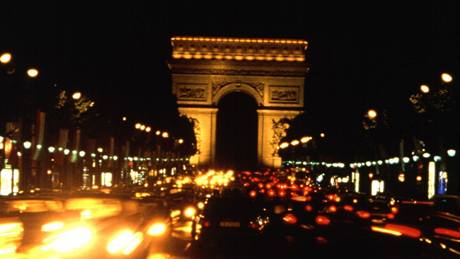 Champs-Elysées v Paříži.