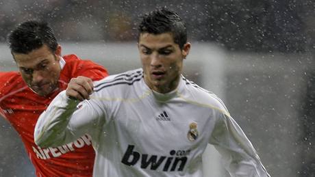 Real Madrid - Mallorca: domácí Cristiano Ronaldo proniká do obrany Mallorky