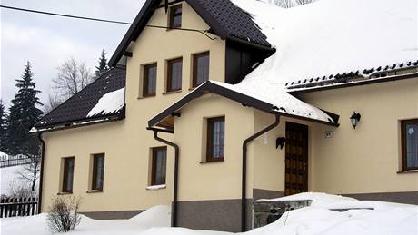 T�ký sníh nep�edstavuje ani tak nebezpe�í pro konstrukci st�echy, jako pro v�e kolem