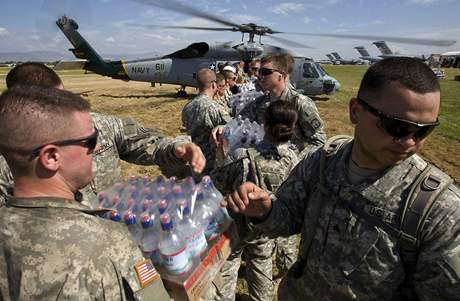 Amerití vojáci na Haiti vykládají pomoc z helikoptéry (21. 1. 2010)
