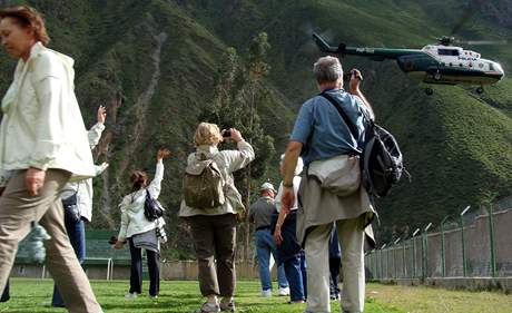 Turisté ekají na evakuaci z Aguas Calientes poblí Machu Picchu