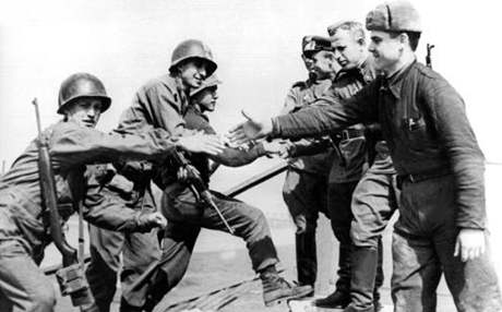 Setkání Amerian (vlevo) s se sovtskými vojáky na Labi  - snímek, který oblétl svt