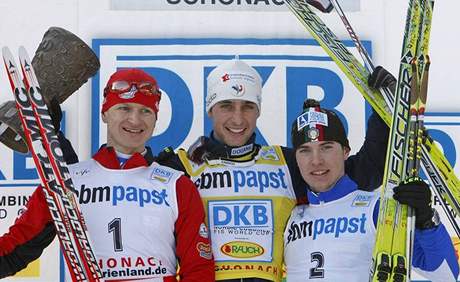 Pavel Churav (vlevo), Jason Lamy Chappuis a Alessandro Pittin (vpravo)