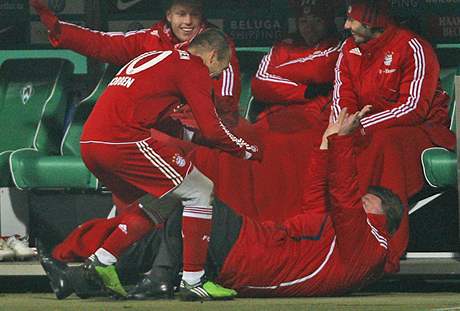 Bayern Mnichov: Arjen Robben slav gl s trenrem Louis van Gaalem (dole)