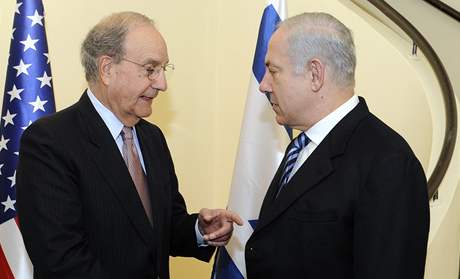 Izraelsk premir Benjamin Netanjahu se zvltnm vyslancem USA pro Blzk vchod Georgem Mitchellem (24. ledna 2010)