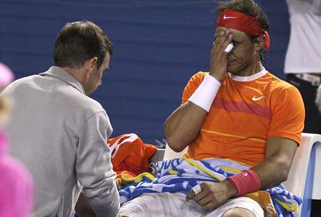Rafael Nadal si nechává oetovat zranné koleno ve tvrtfinále Australian Open