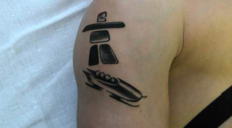 Jan Stoklska- tetovn se symbolikou Vancouveru 2010