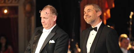 Ples ped oponou v Mahenov divadle v Brn - editel divadla Daniel Dvok (vlevo) a Marek Eben