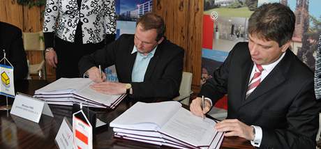 Primtor Roman Onderka (vpravo) a editel firmy Unistav Miroslav Fri podepsal smlouvu o rekonstrukci vily Tugendhat pmo ve slavn funkcionalistick pamtce