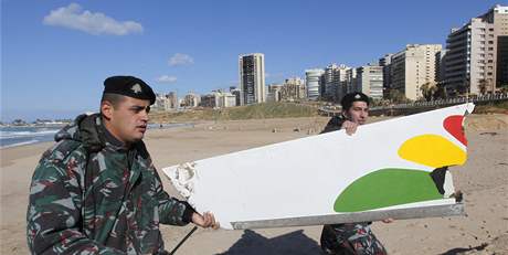 Libanonci odnáejí po plái v Bejrútu trosky etiopského letadla (26. ledna 2010)