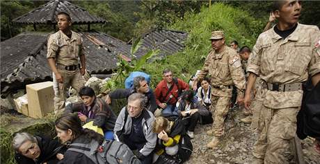 Turist ekaj na evakuaci z Machu Picchu (27. ledna 2010)