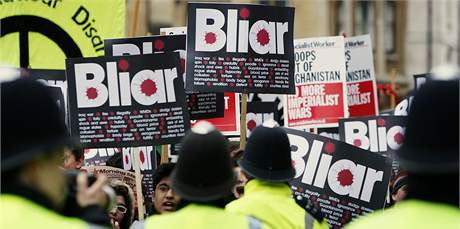 Demonstranti v Londn protestuj proti vlce v Irku ped mstem dnenho vslechu bvalho britskho premira Tonyho Blaira. (29. ledna 2010)