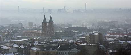 I kdyby velcí prmysloví zneiovatelé zcela ukonili výrobu, smog by Ostravu trápil dál, upozorují odborníci. Ilustraní snímek