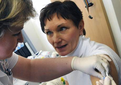Ministryn zdravotnictví Dana Jurásková se nechala v nemocnici Na Bulovce okovat proti praseí chipce.