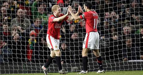 Paul Scholes (vlevo) a kapitán Manchesteru United Ryan Giggs se radují z dalí branky do sít mstského rivala Manchesteru City.