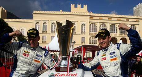 Mikko Hirvonen (vpravo) a jeho spolujezdec Jarmo Lehtinen slaví ped kníecím palácem v Monaku triumf na Rallye Monte Carlo 