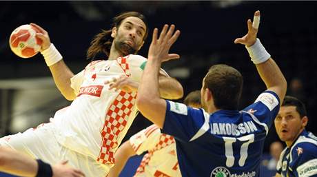 Chorvatská házenkáská superstar Ivano Bali stílí v duelu s Islandem.
