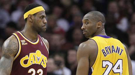 LeBron James (Cleveland Cavaliers, vlevo) versus Kobe Bryant (Los Angeles Lakers)