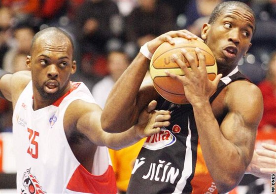 Basketbalisté Nového Jiína zstávají v ele tabulky (ilustraní foto).