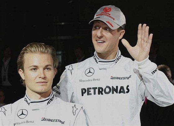 Michael Schumacher (vpravo) a Nico Rosberg pi pedstavení týmu Mercedes