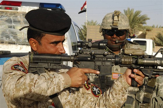 Americký voják pihlíí výcviku iráckého policisty ve stelb útonou pukou M-4