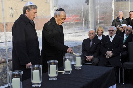 Prezidenti Nmecka a Izraele Horst Köhler (vlevo) a imon Peres si pipomnli památku obtí holokaustu v míst, odkud z Berlína za války vyjídly vlaky s lidmi deportovanými do koncentraních tábor (26.1.2010) 