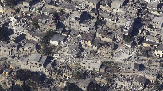 Letecký snímek zkázy v Port-au-Prince