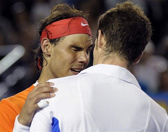 Rafael Nadal (vlevo) skreuje tvrtfinále Australian Open s Britem Murraym