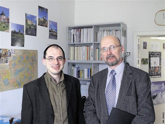 Profesor Newerkla napsal o češtině řadu knih. V pracovně má na zdi snímky Prahy