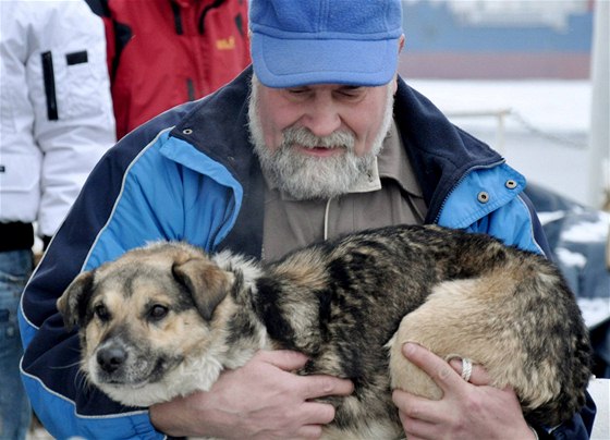 Psí kíenec, kterého v Polsku zachránili po tech dnech na ledové ke meteorologové (26. ledna 2010)