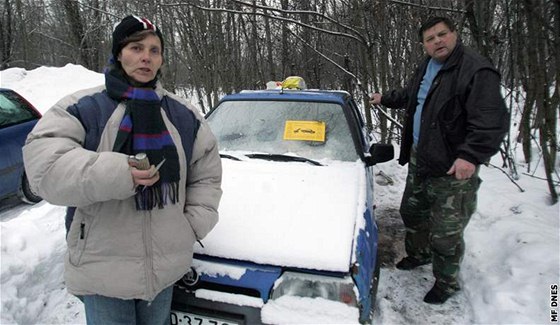 Rodina, která od íjna bydlí ve vraku auta. (27. 1. 2010)