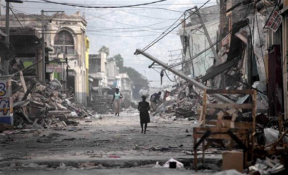 Poboené ulice po zemtesení v haitském hlavním mst.