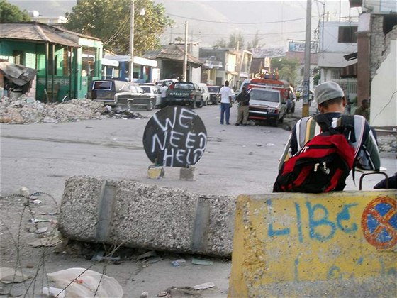 "Potebujeme pomoc", zní nápis na ceduli v Port-au-Prince.