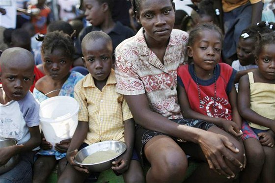 ena s malými dtmi eká na pídl potravin v provizorním stanovém msteku na pedmstí Port-au-Prince. (29. ledna 2010)