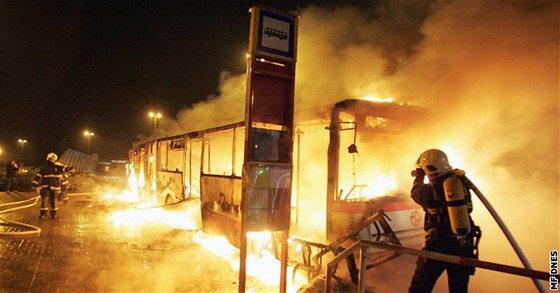 Hasiči se snažili hořící autobus uhasit