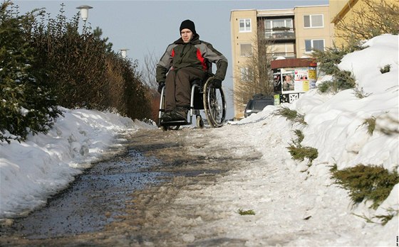 Vozíká Jaroslav rámek bydlí na brnnských Vinohradech a jeho pohyb ve snhu je s mechanickým vozíkem znan problematický.